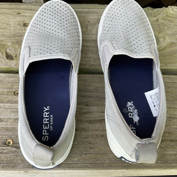 Sperry Crest Gray Leather Loafers Cut Out Scalloped Design Slip On Size 7 Flats - Picture 3 of 16